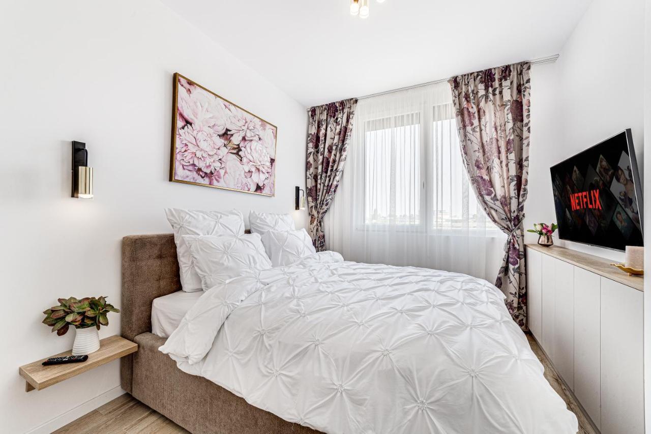 Elegant Apartment Near Afi & Atrium Mall Arad Zewnętrze zdjęcie
