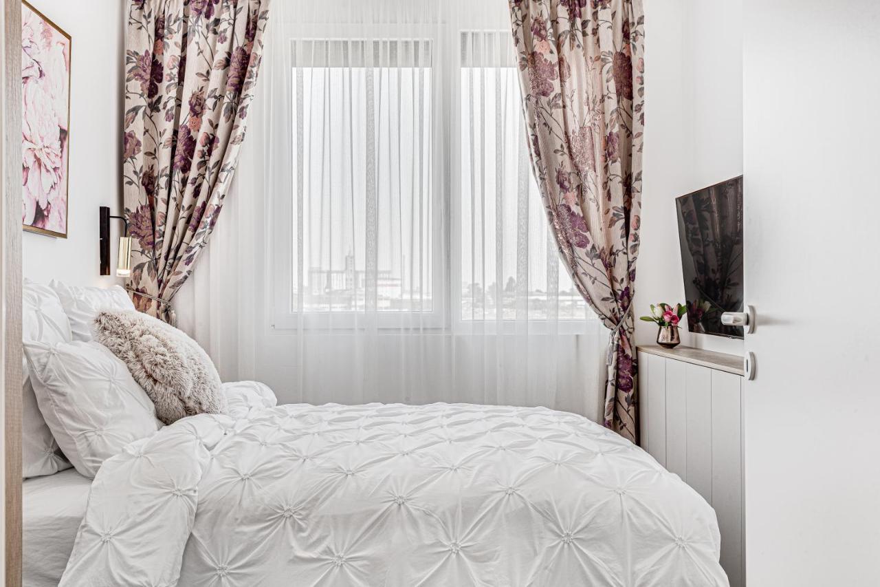 Elegant Apartment Near Afi & Atrium Mall Arad Zewnętrze zdjęcie